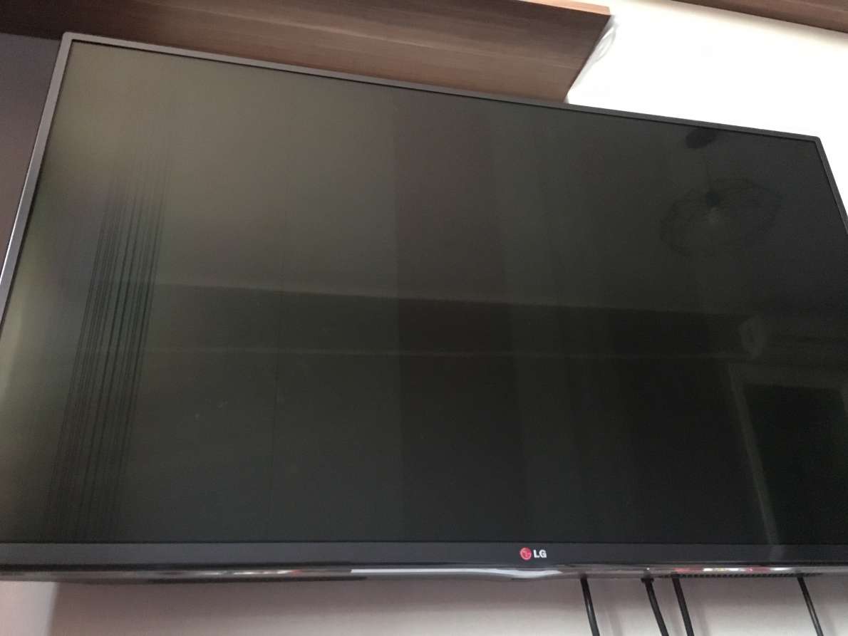Телевизор мигает 6 раз. Телевизор LG 21 дюйм ЖКИ. LG 47ln540v вертикальные полосы. Дисплей для телевизора LG. Черный экран на ТВ LG.