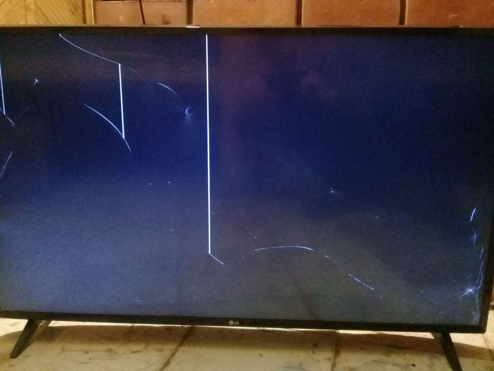 На группу упал телевизор. Разбитый телевизор. Разбитый экран телевизора. Разбитый экран телевизора LG. Телевизор LG С разбитым экраном.